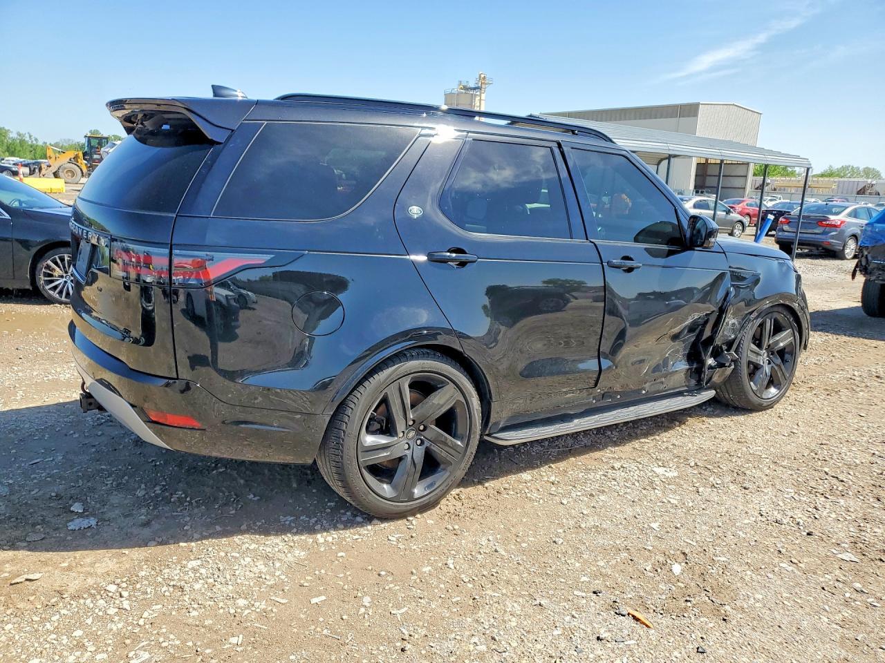 2024 Land Rover Discovery Metropolitan Edition - Image 3