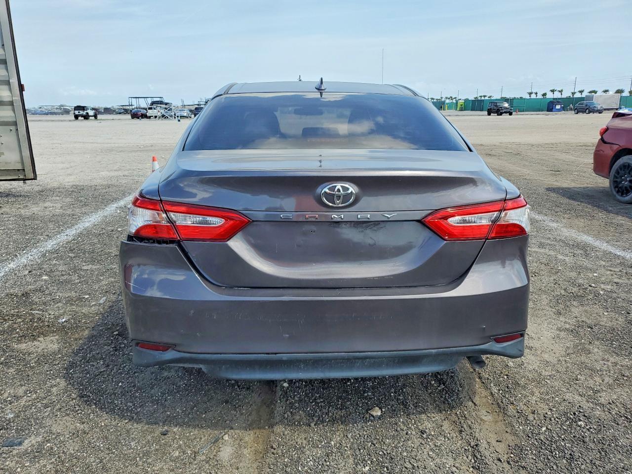 2020 Toyota Camry Le - Фото 6