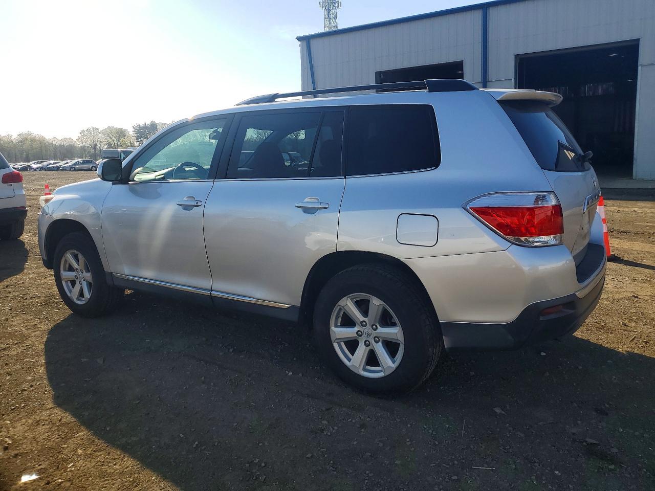 2013 Toyota Highlander Plus - Image 2