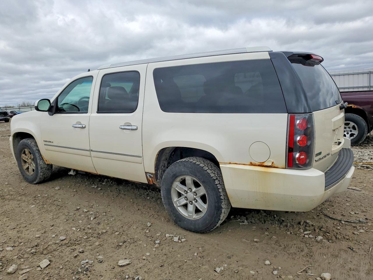 2011 GMC Yukon Xl Denali - Image 2