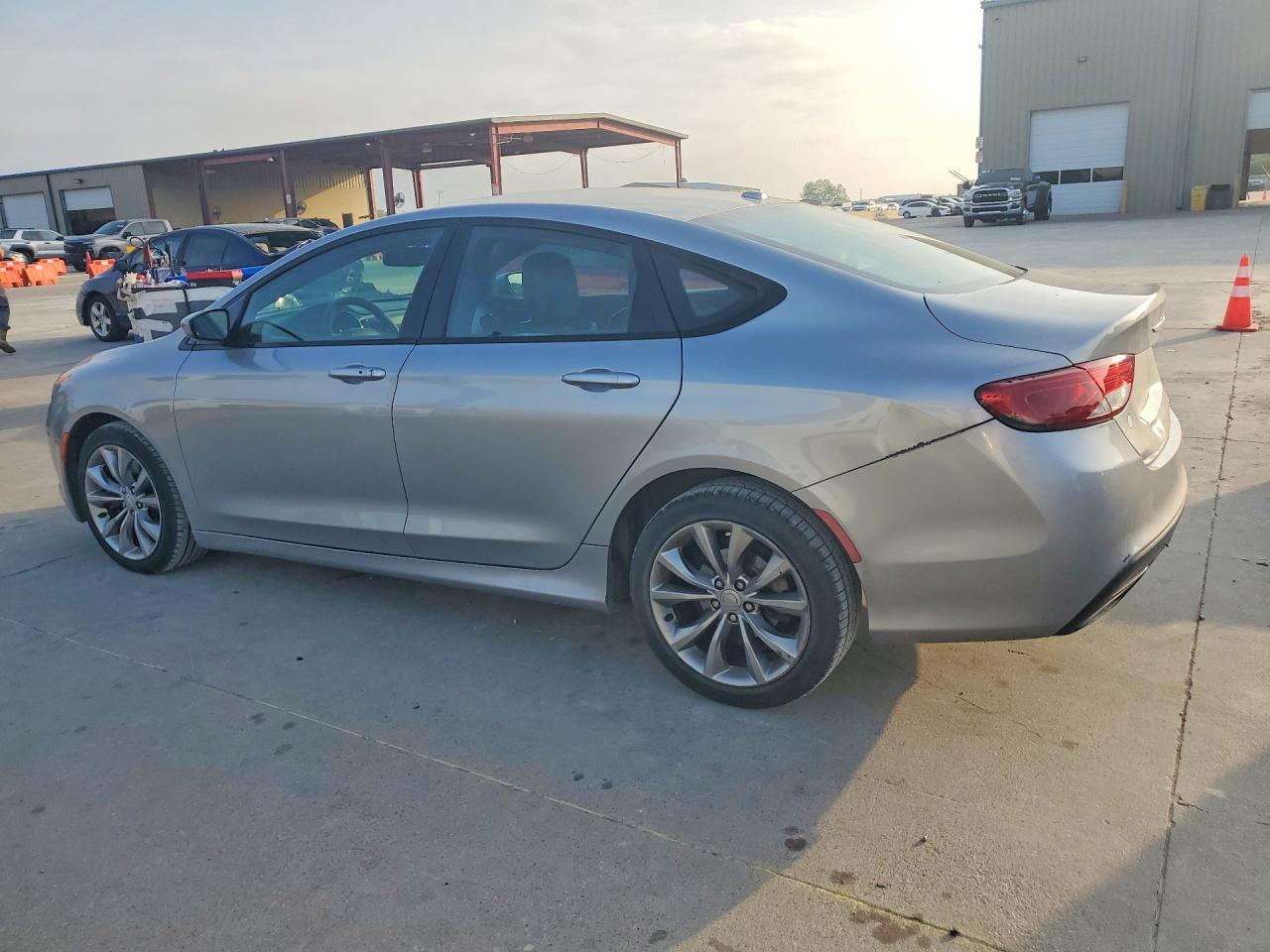 2015 Chrysler 200 S - Фото 2