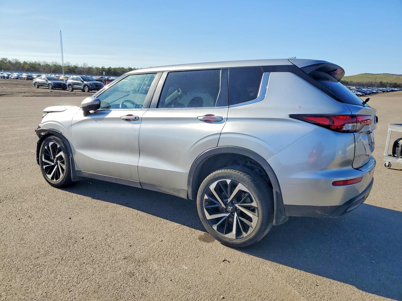 2022 Mitsubishi Outlander Es - Image 2