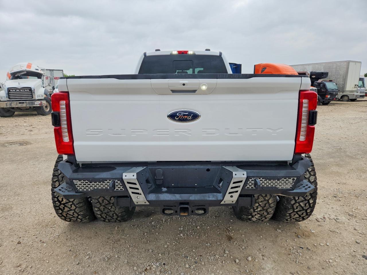 2024 Ford F350 Super Duty - Image 6