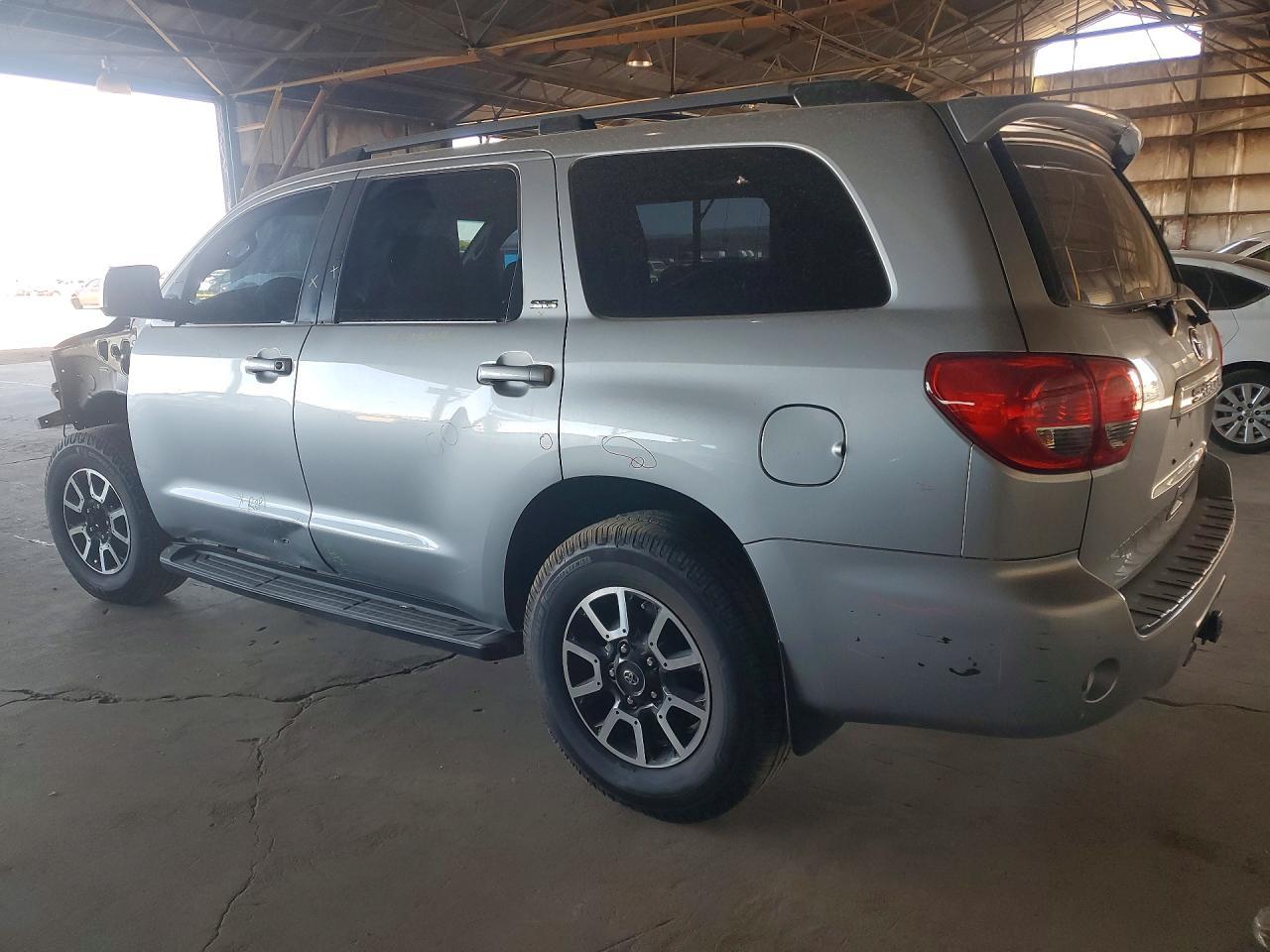 2016 Toyota Sequoia Sr5 - Фото 2