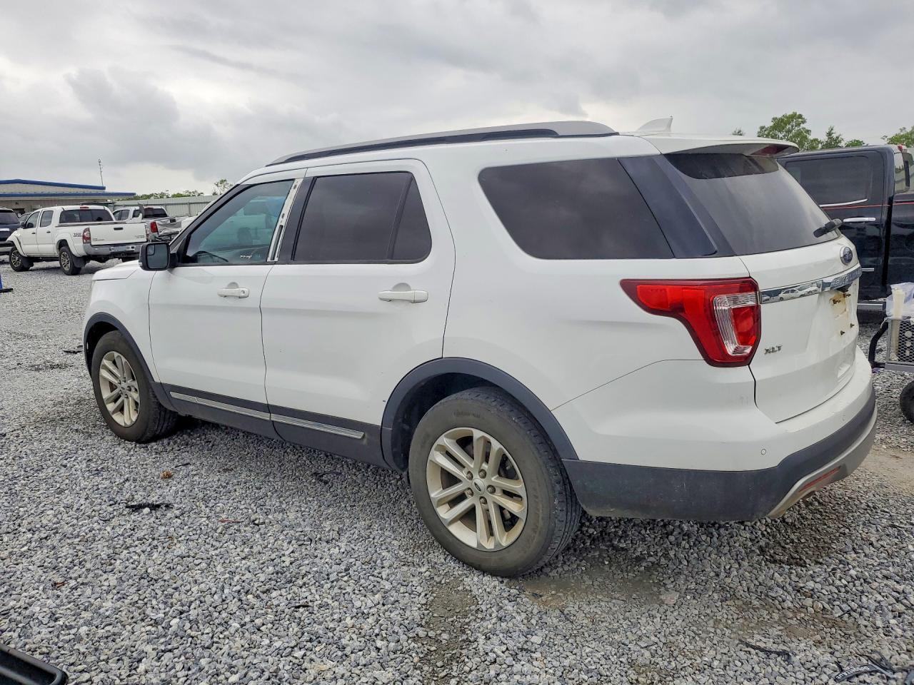 2017 Ford Explorer Xlt - Фото 2