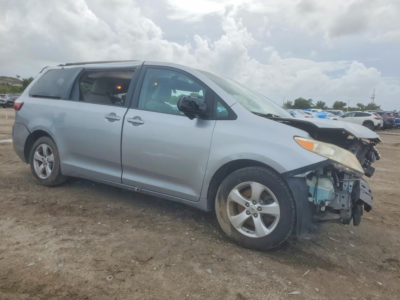 2016 Toyota Sienna Le 8-Passenger - Фото 4