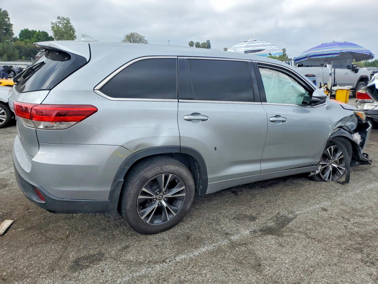 2018 Toyota Highlander Le Plus - Image 3