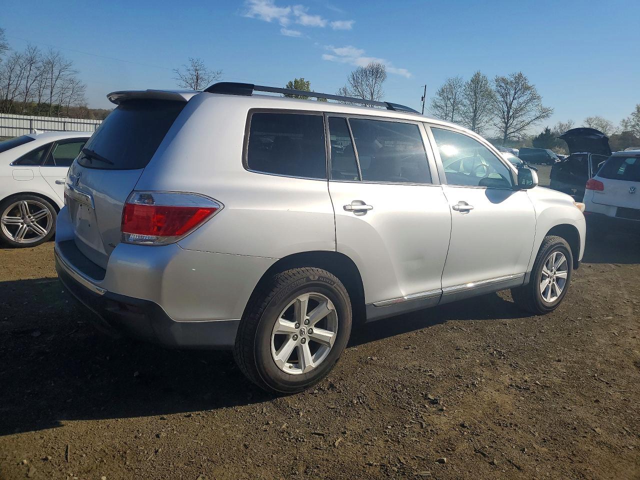 2013 Toyota Highlander Plus - Image 3