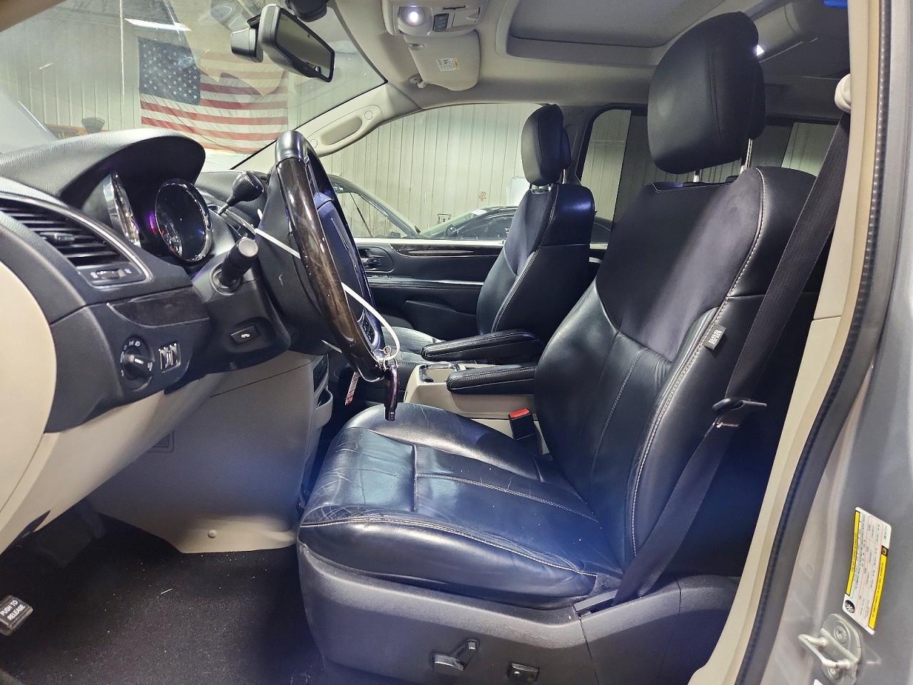 2013 Chrysler Town & Country Limited - Image 7