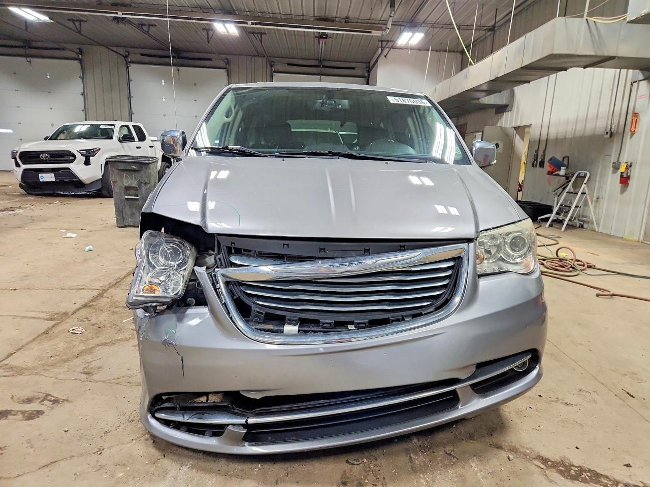 2013 Chrysler Town & Country Limited - Image 5
