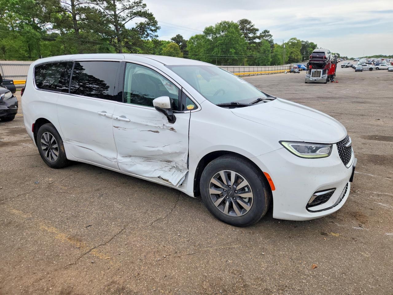 2023 Chrysler Pacifica Hybrid Touring L - Image 4