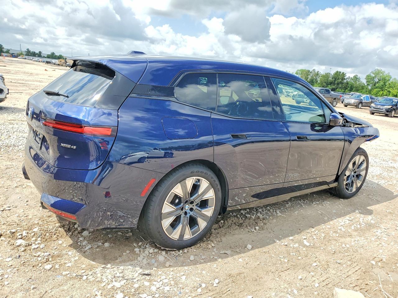 2026 BMW Ix xDrive45 - Фото 3