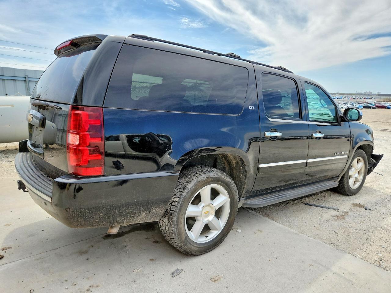 2013 Chevrolet Suburban K1500 Ltz - Image 3