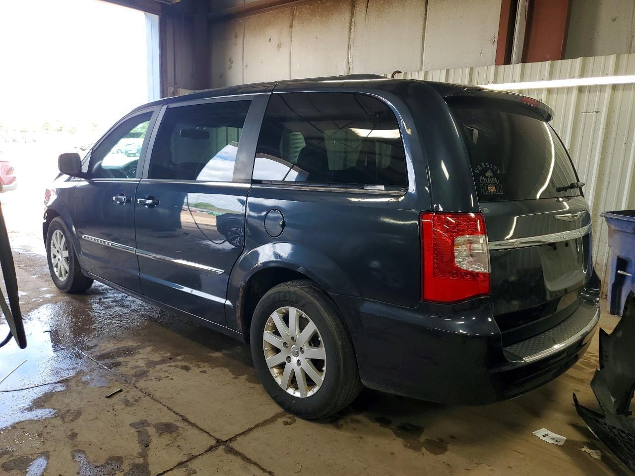 2013 Chrysler Town & Country Touring - Фото 2