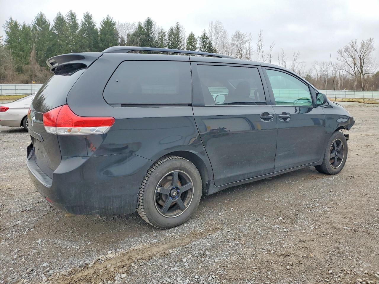 2013 Toyota Sienna Xle 8-Passenger - Image 3