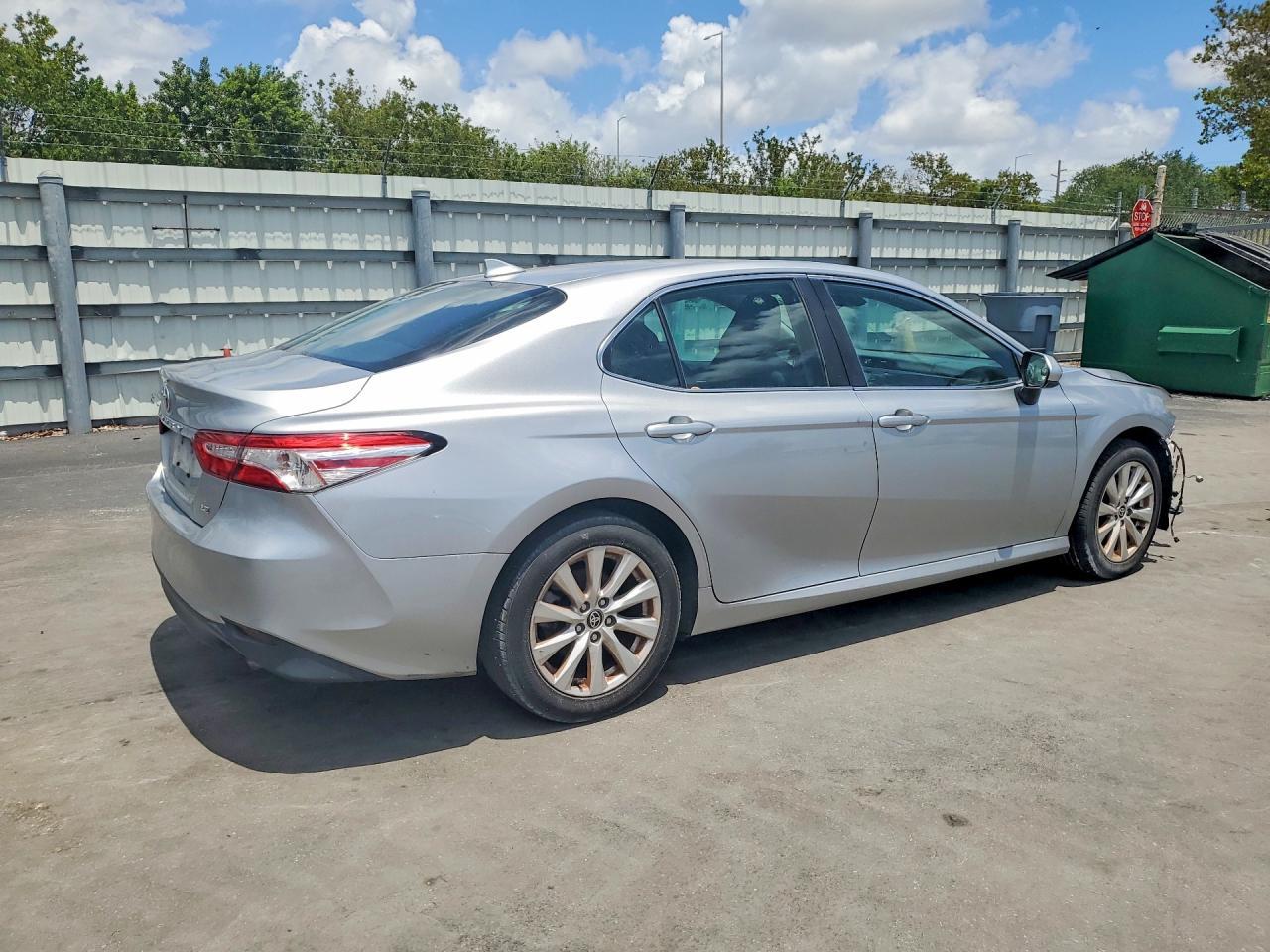 2020 Toyota Camry Le - Фото 3