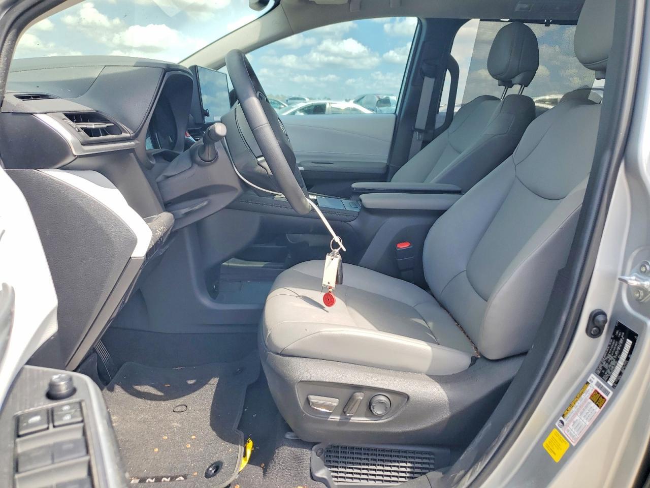 2025 Toyota Sienna Xle 8-Passenger - Фото 7