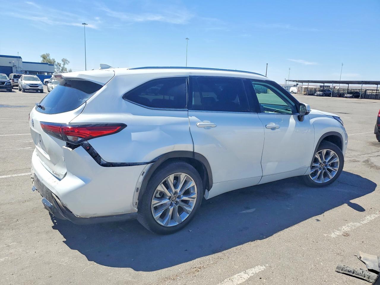 2022 Toyota Highlander - Image 3