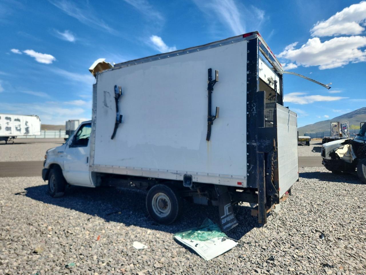 2012 Ford Econoline E350 Super Duty Cutaway Van - Фото 2