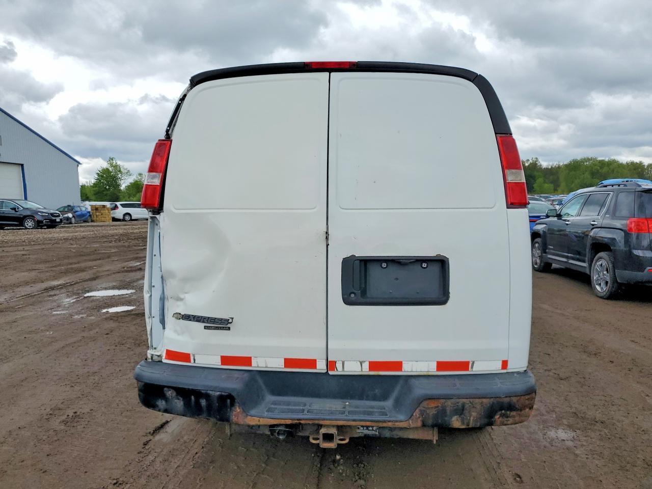 2016 Chevrolet Express G2500 - Image 6