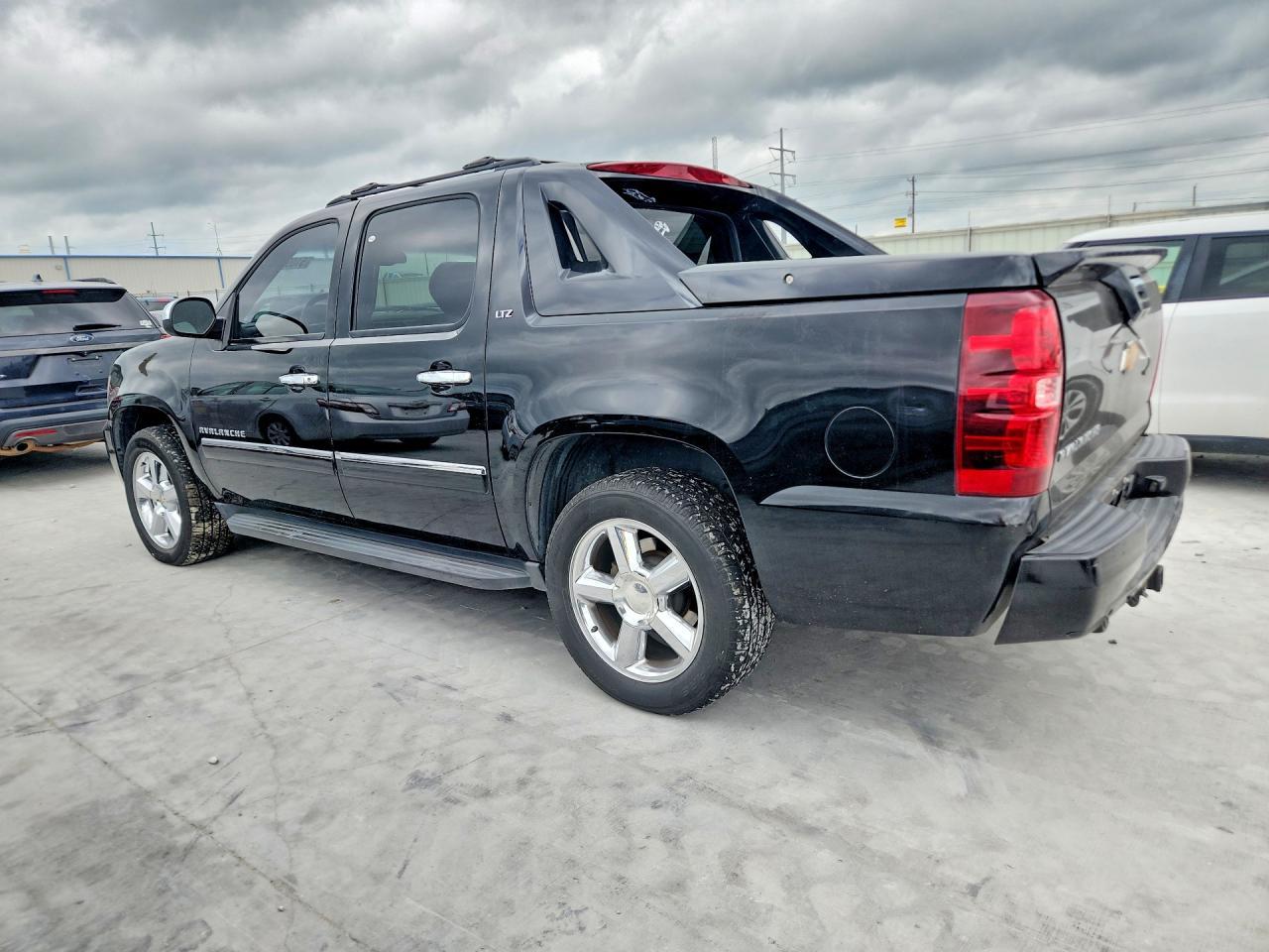 2012 Chevrolet Avalanche Ltz - Image 2