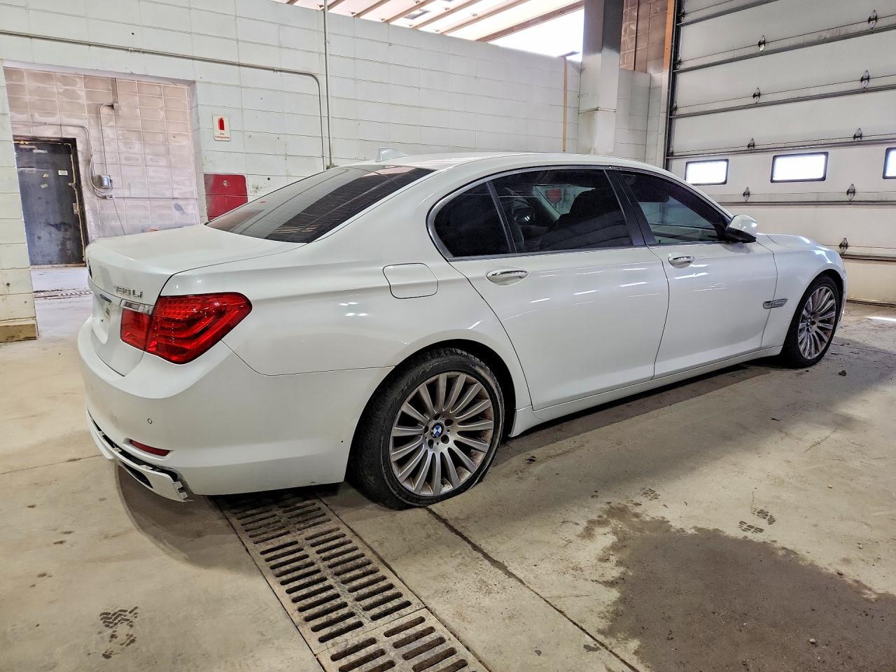 2012 BMW 7 Series 740I Rwd - Фото 3