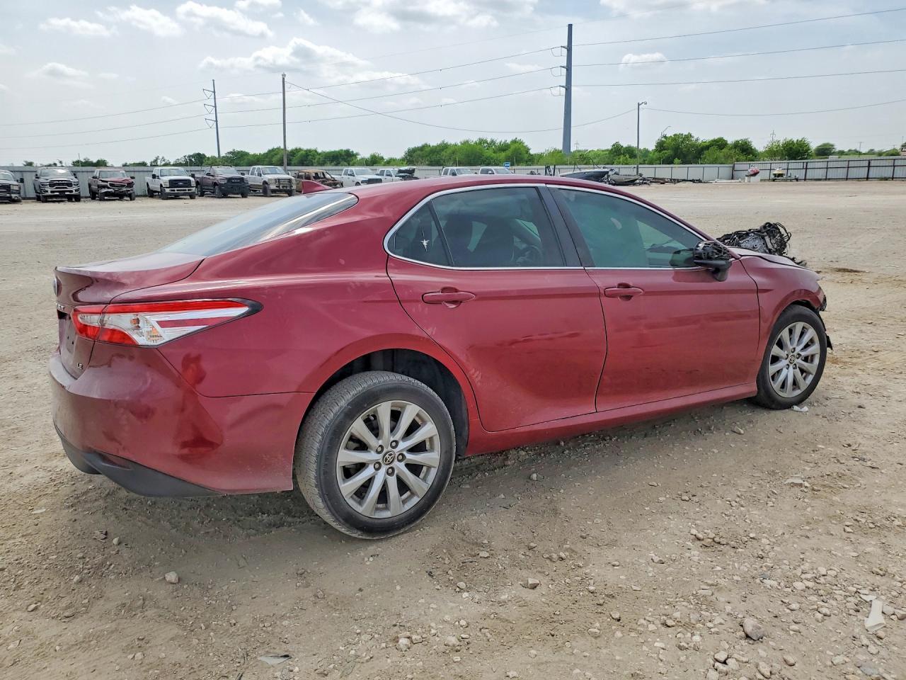 2020 Toyota Camry Le - Фото 3