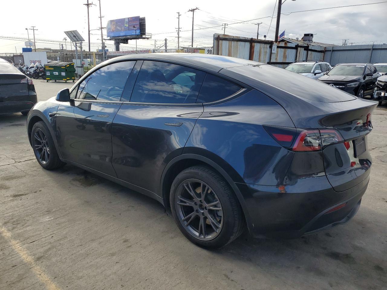 2025 Tesla Model Y - Фото 2