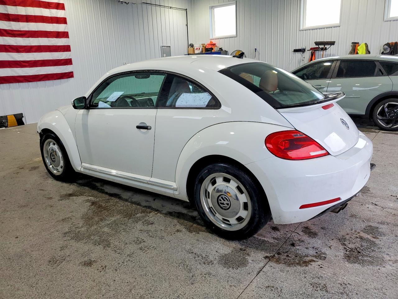 2015 Volkswagen Beetle 1.8T - Фото 2