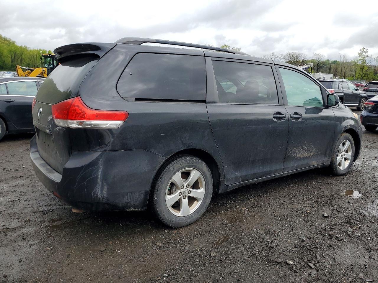 2013 Toyota Sienna Le - Фото 3