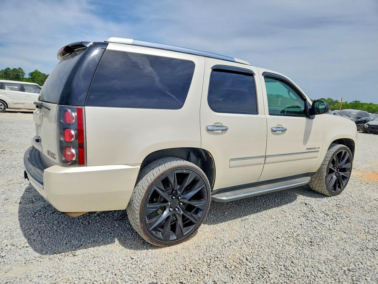 2009 GMC Yukon Denali - Image 3