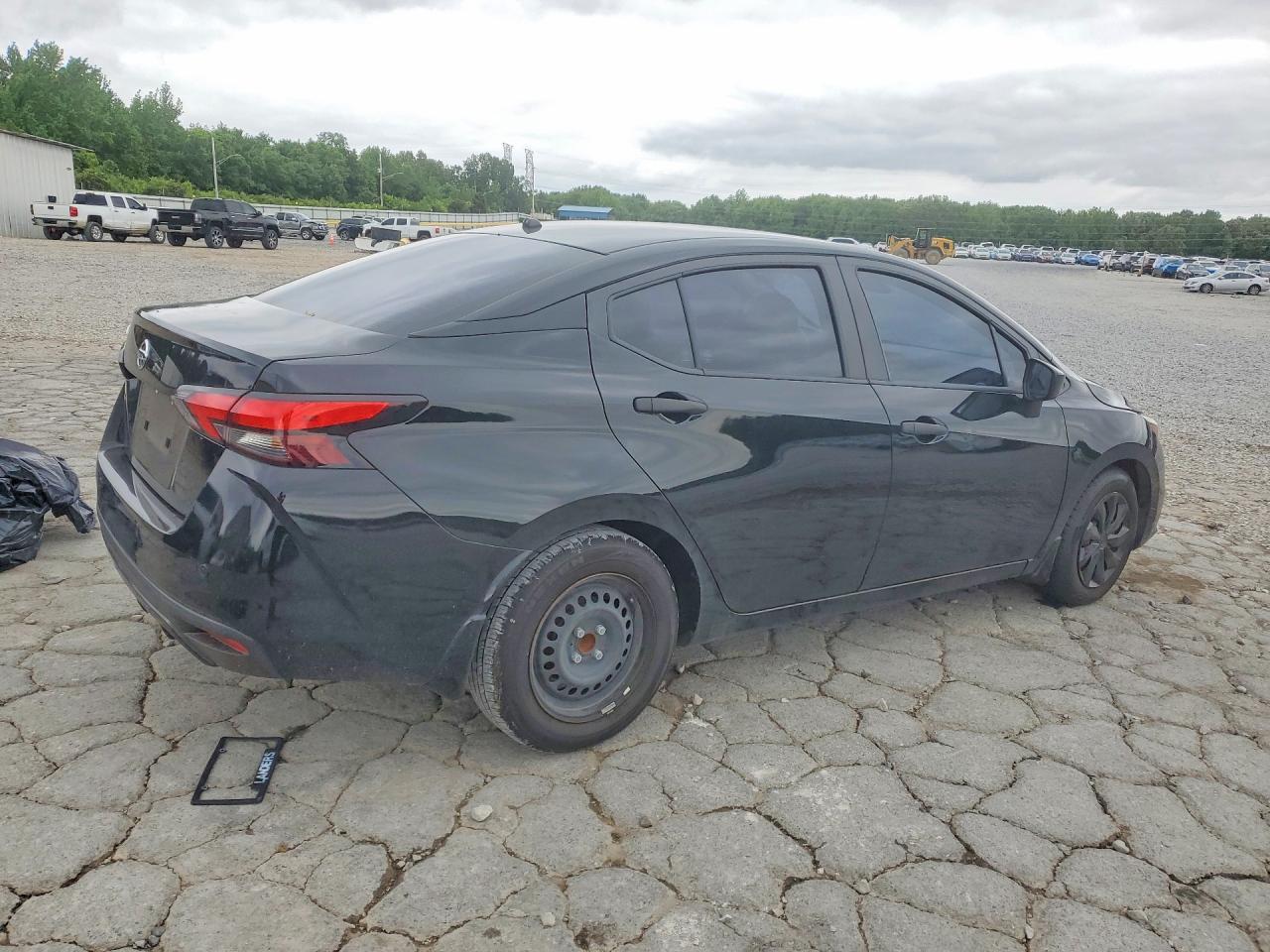 2021 Nissan Versa - Фото 3