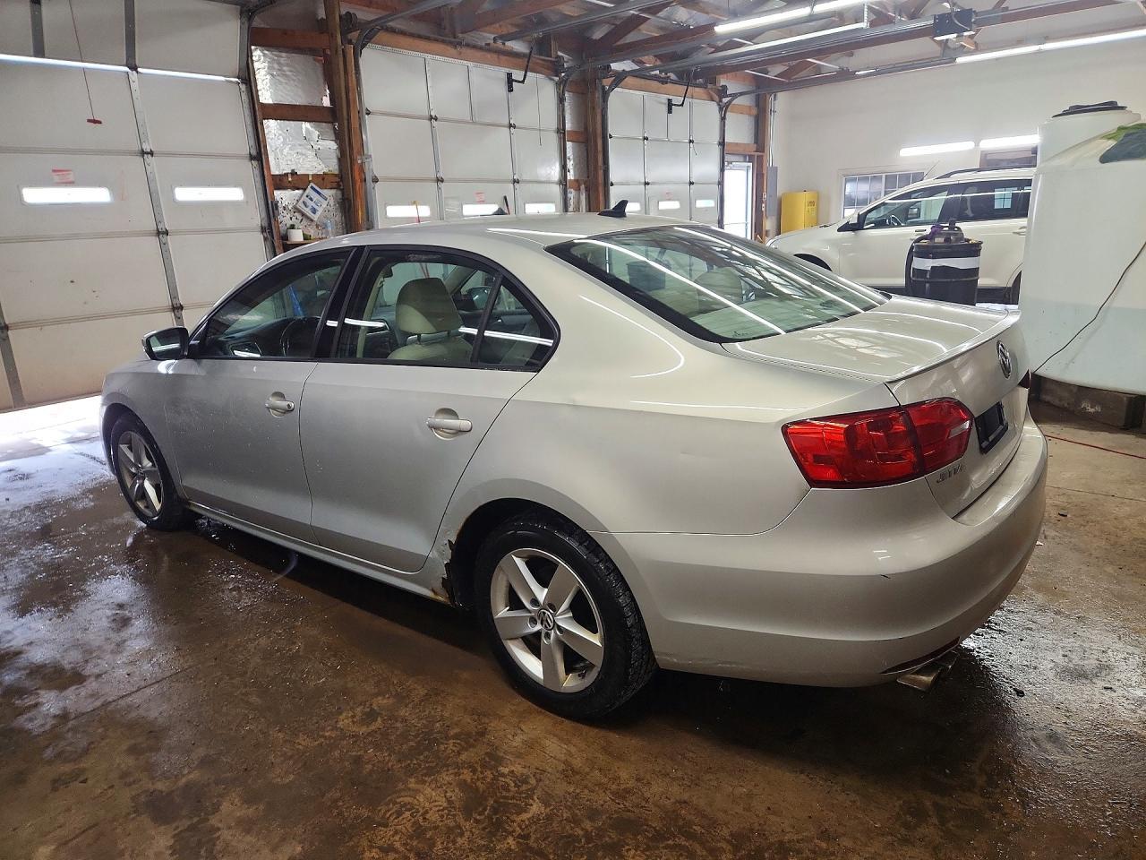 2011 Volkswagen Jetta Tdi - Image 2