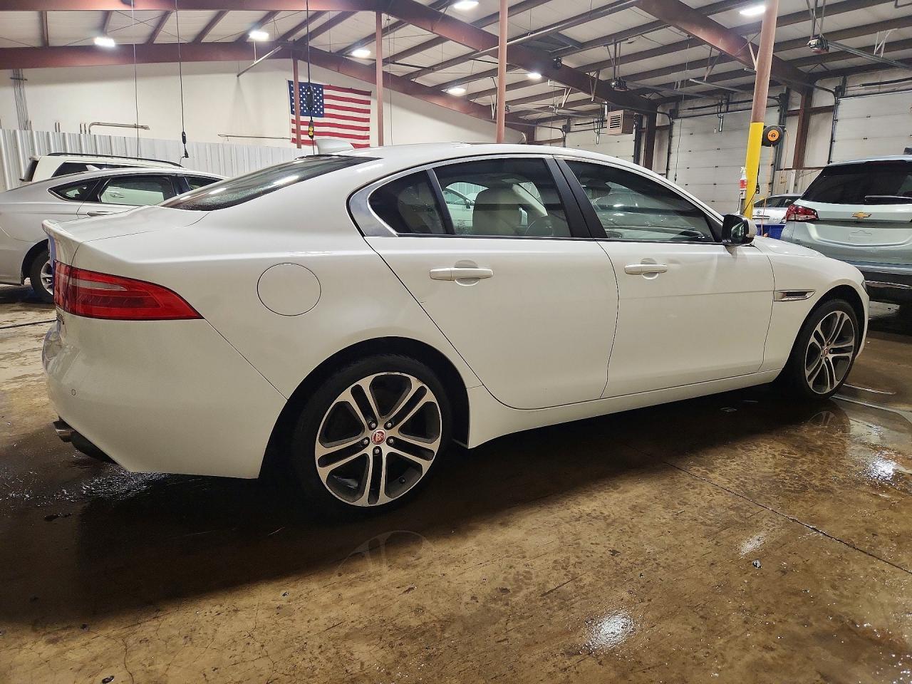 2017 Jaguar Xe Premium - Фото 3