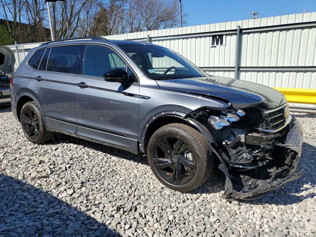2024 Volkswagen Tiguan Se R-Line Black - Image 4