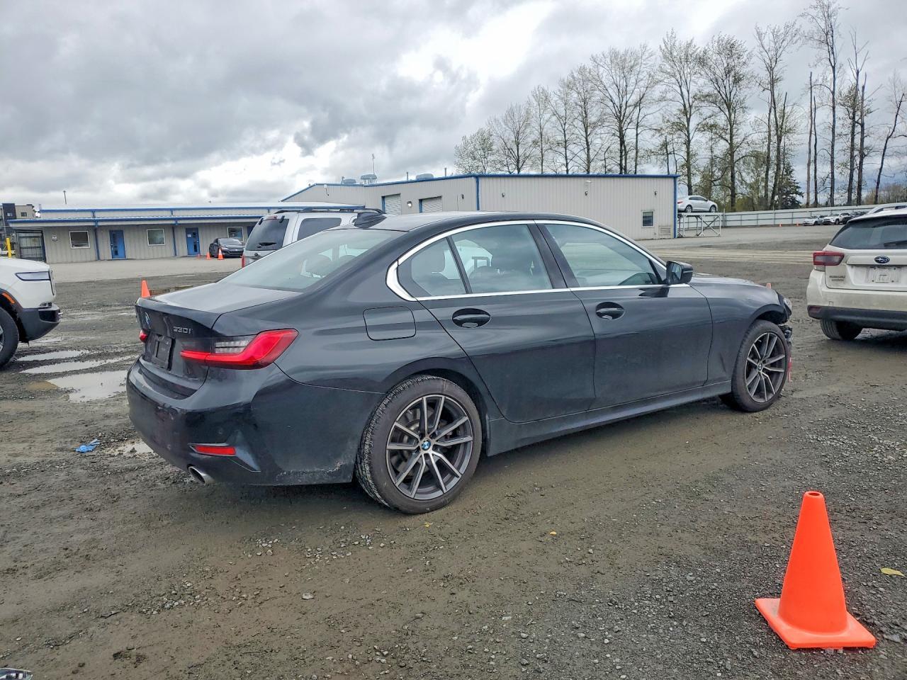 2019 BMW 330Xi - Фото 3