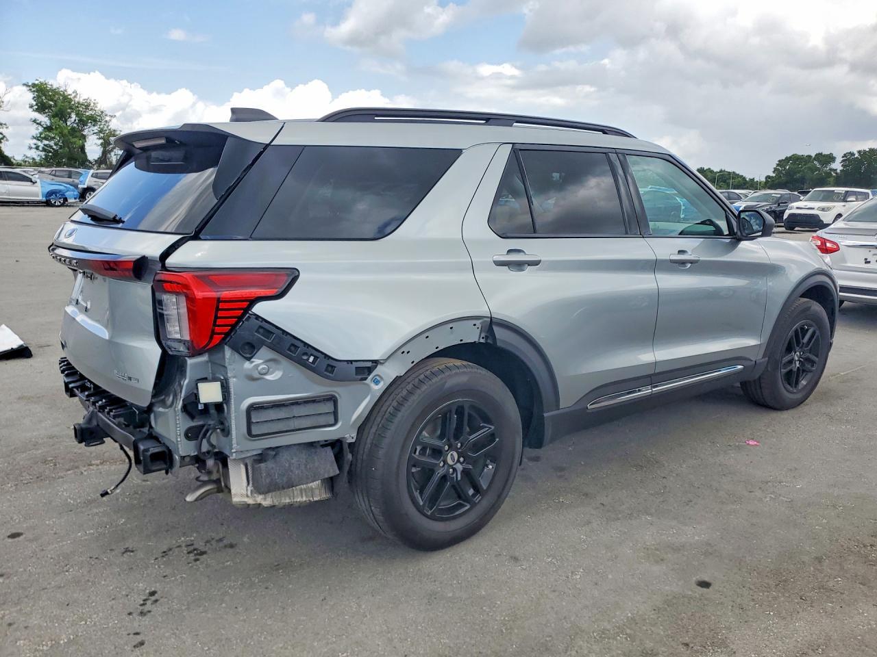 2025 Ford Explorer Active - Фото 3
