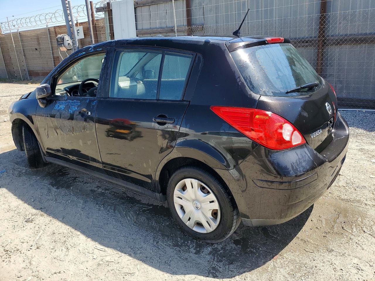 2011 Nissan Versa 1.8 S - Фото 2