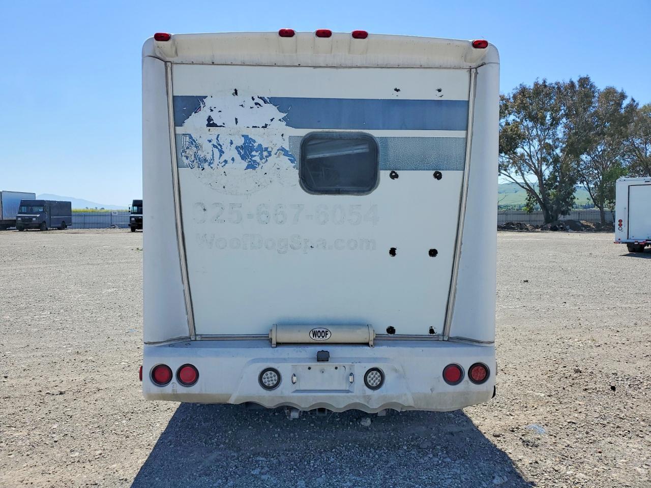 2005 Ford Econoline E350 Super Duty Cutaway Van - Image 6