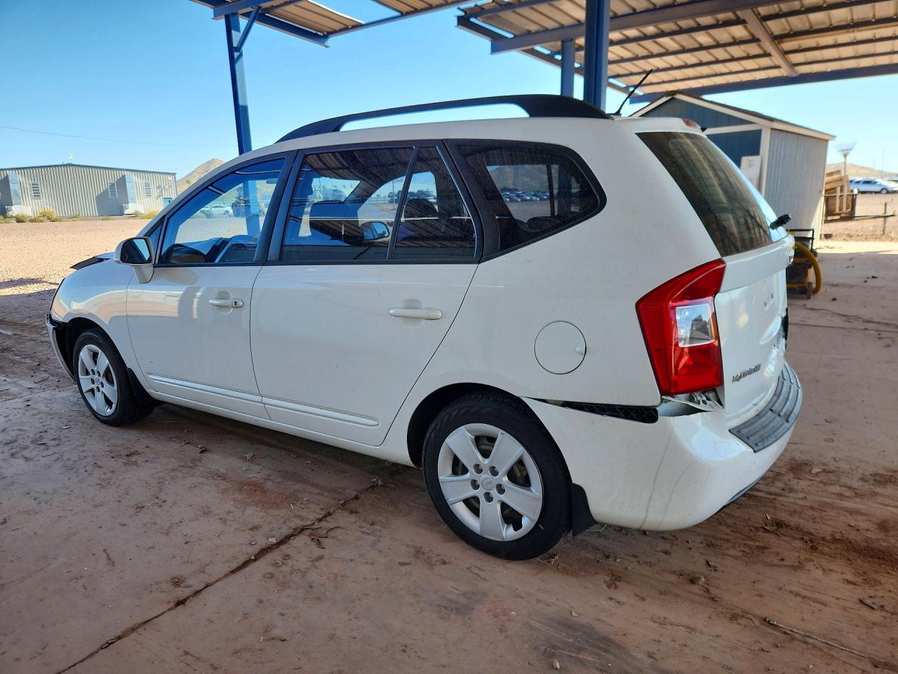2009 Kia Rondo Base - Image 2