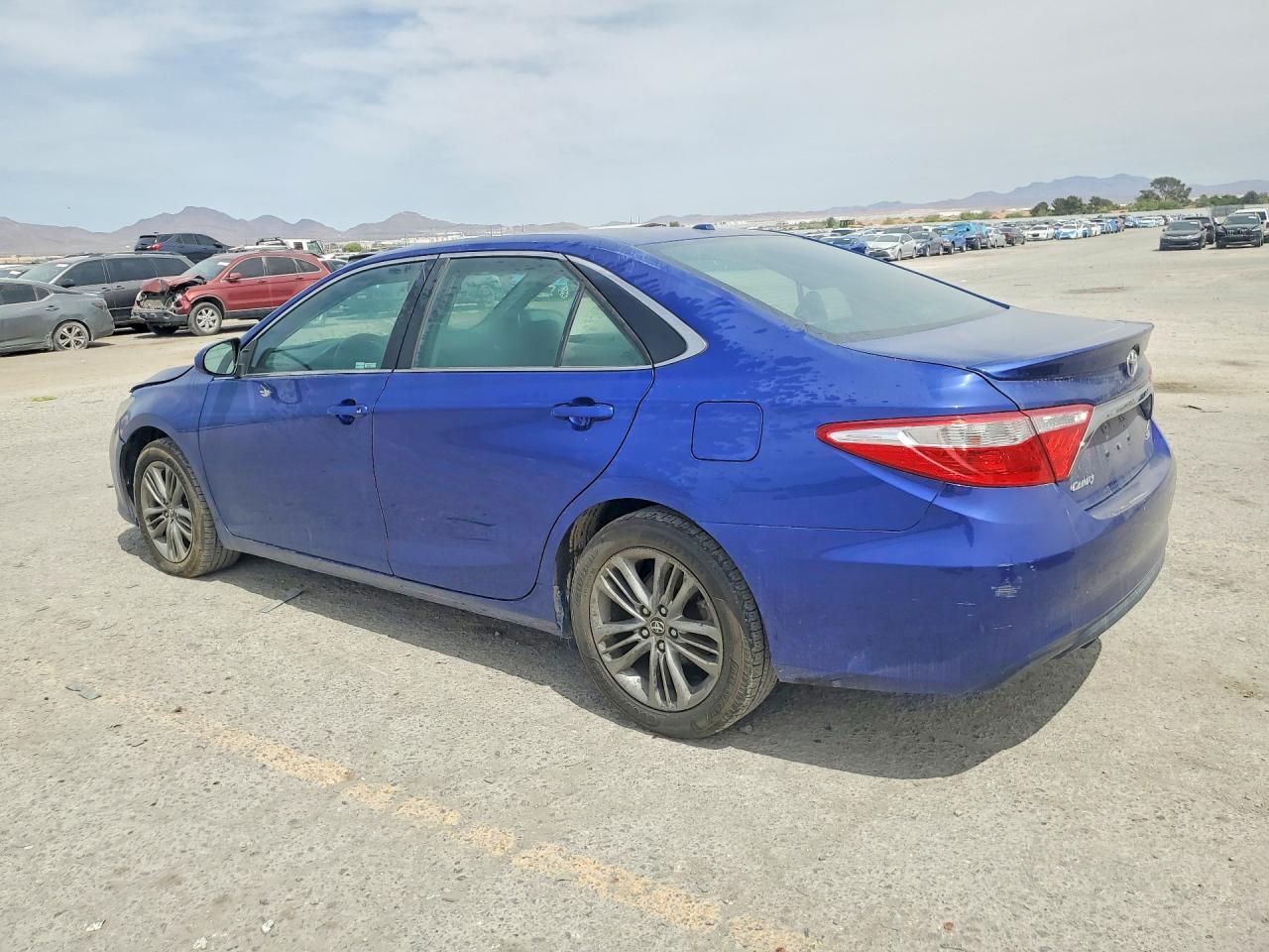 2016 Toyota Camry Le - Фото 2