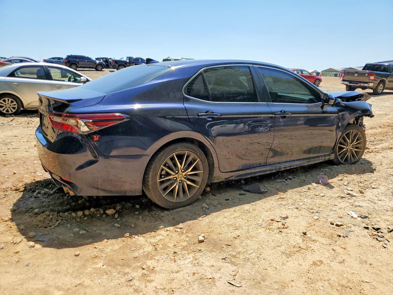 2022 Toyota Camry Se - Фото 3