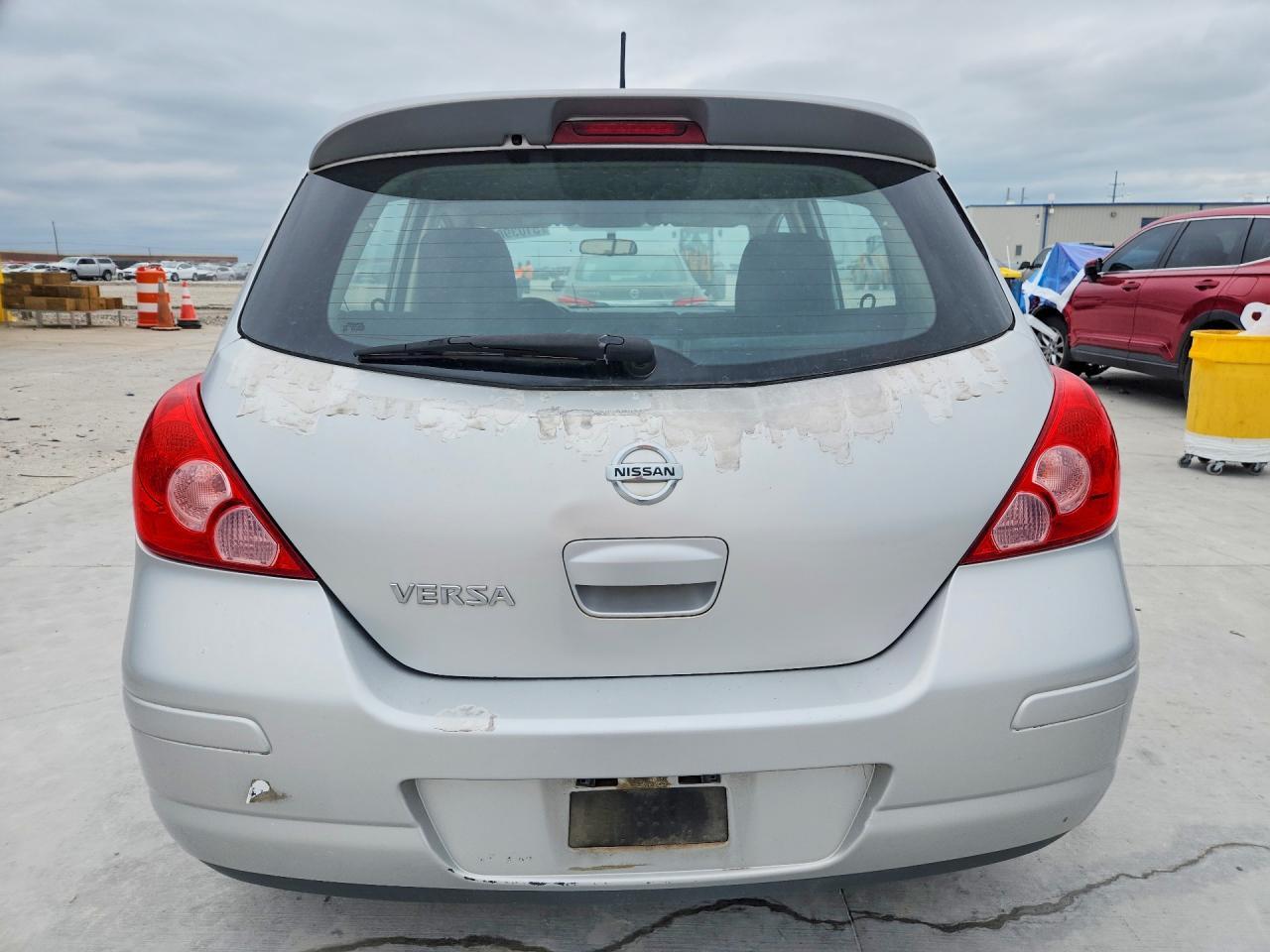 2011 Nissan Versa 1.8 S - Image 6