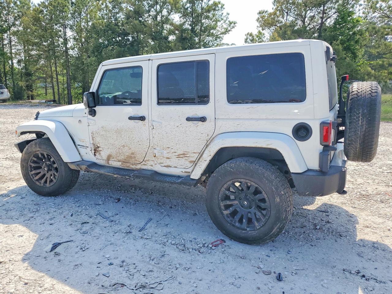 2015 Jeep Wrangler Unlimited Sahara - Image 2