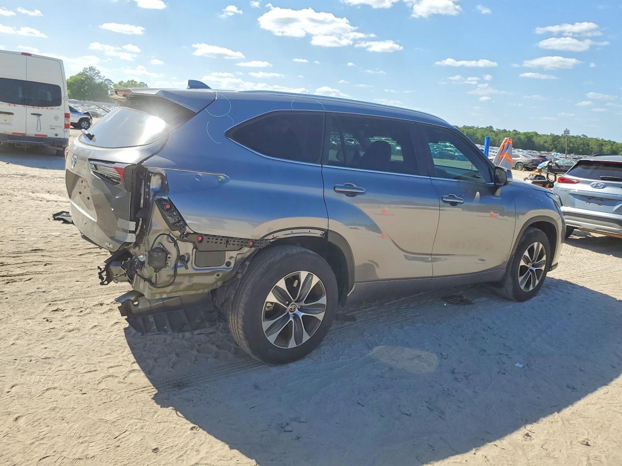 2025 Toyota Highlander Xle - Image 3
