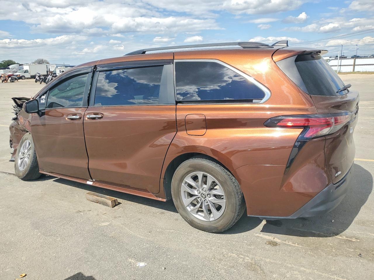 2022 Toyota Sienna Xle - Фото 2