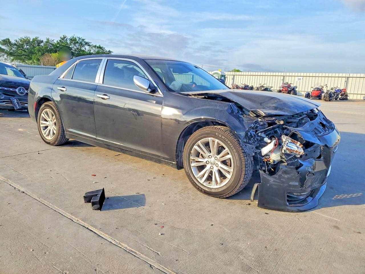 2017 Chrysler 300C - Image 4