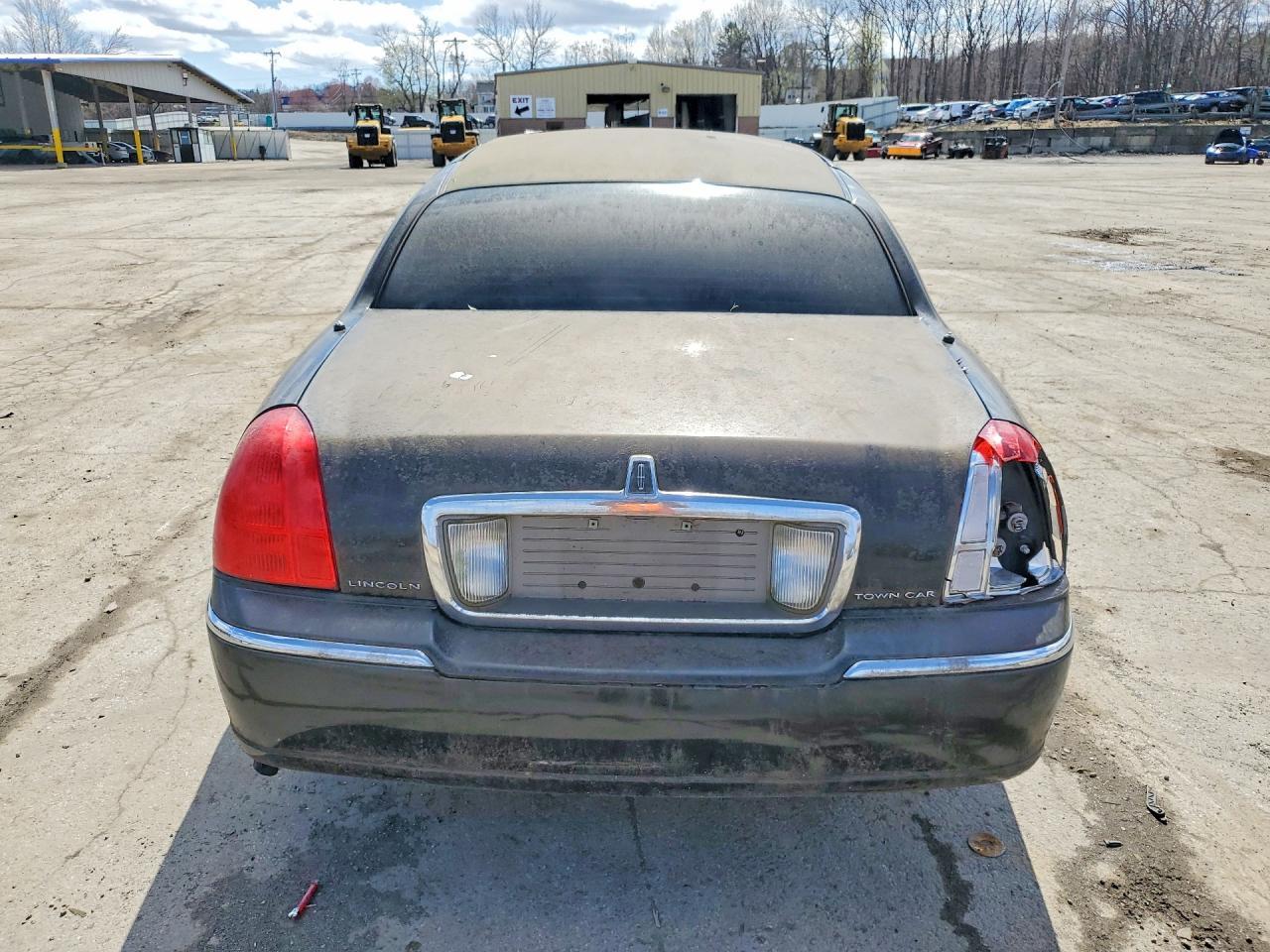 2007 Lincoln Town Car Executive - Image 6