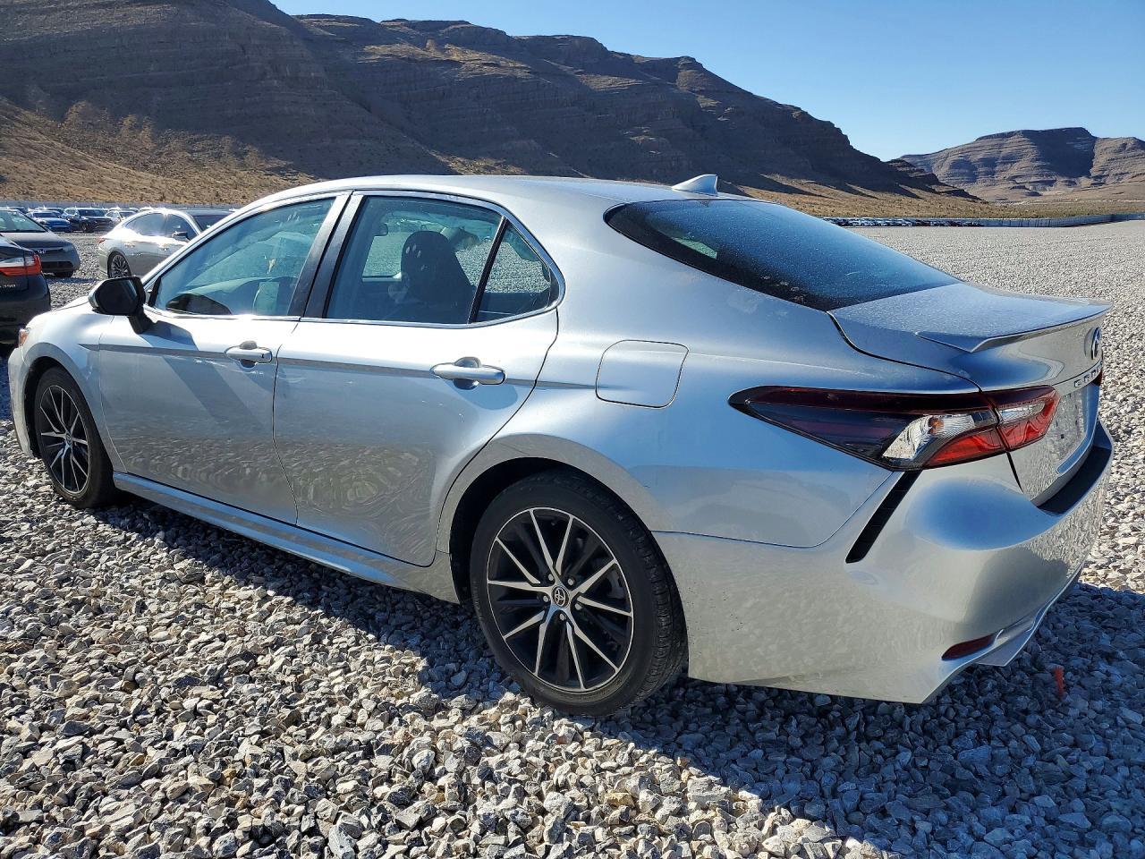 2021 Toyota Camry Se - Фото 2