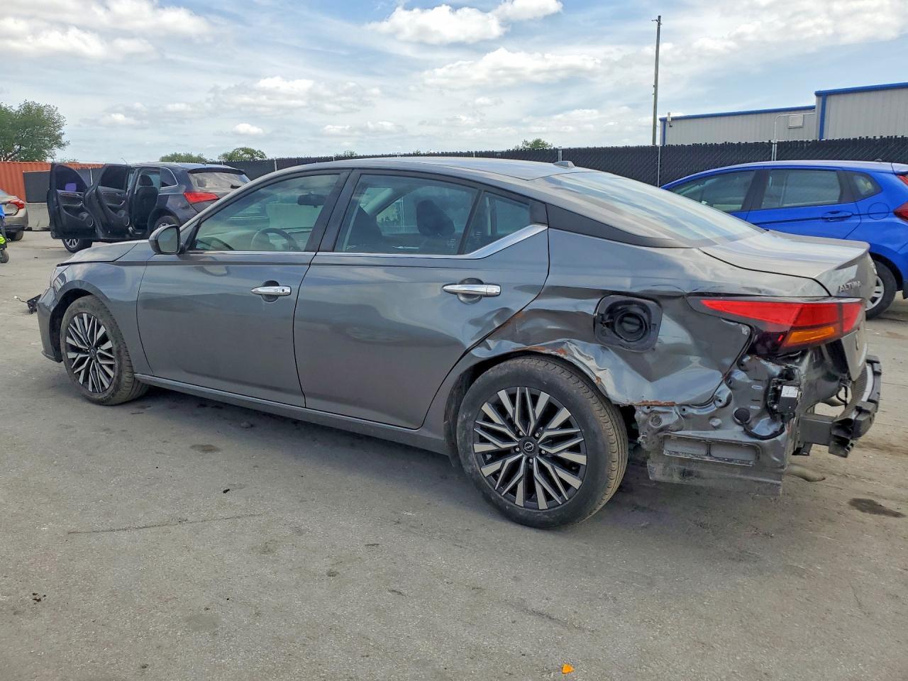 2023 Nissan Altima Sv - Image 2